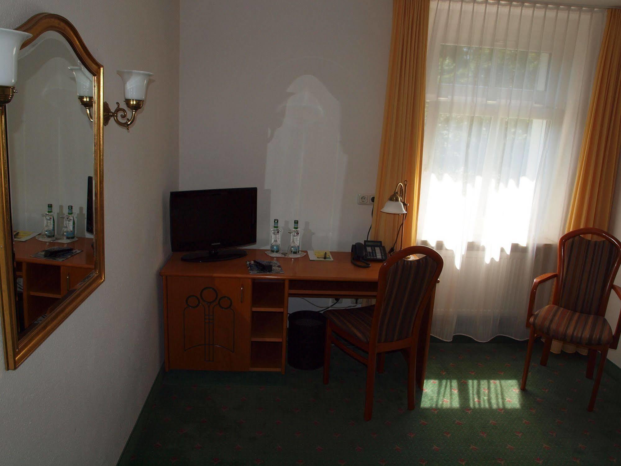 Hotel & Restaurant Bellevue Schmoelln Екстериор снимка