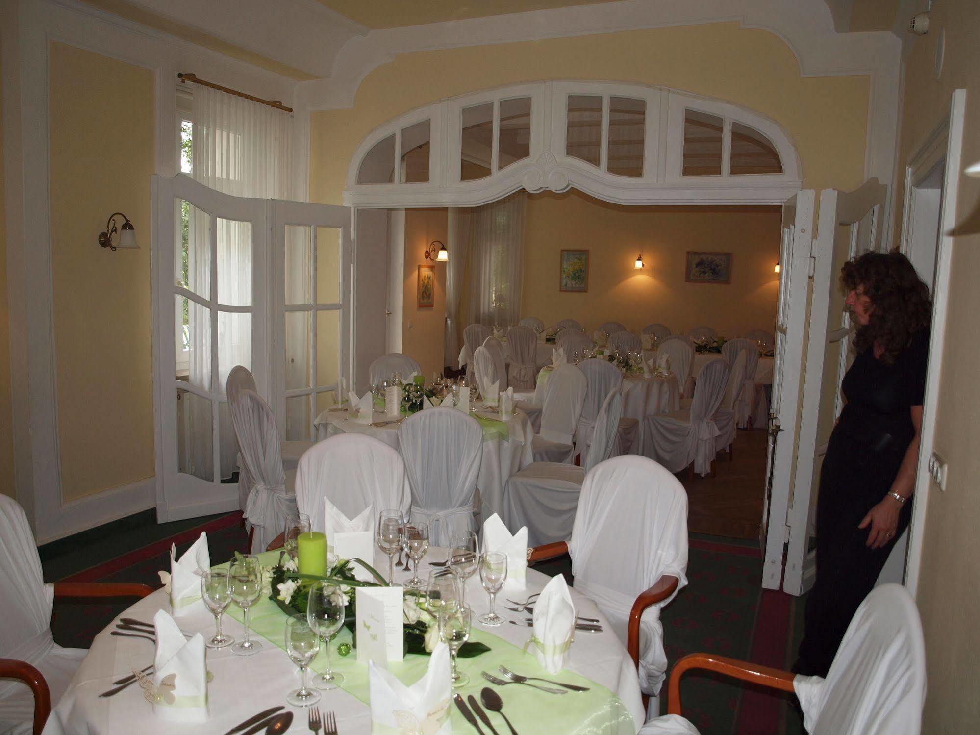Hotel & Restaurant Bellevue Schmoelln Екстериор снимка